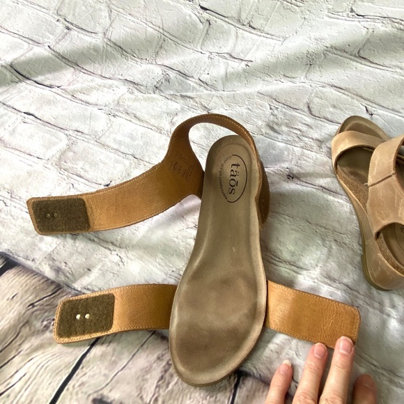 Taos Carousel Tan Wedges - Picture 7 of 16